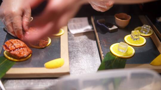日料厨师在厨房准备日本料理