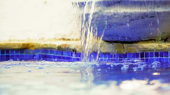 Slowmotio将瀑布水射入阳光泳池视频素材模板下载