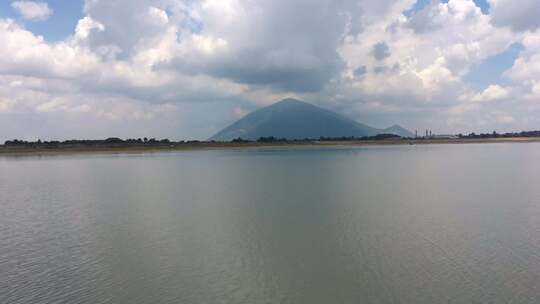 山水相映的湖泊自然风光全景