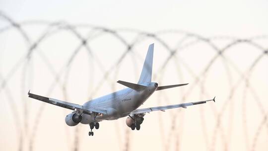 4k实拍飞机划过天空降落