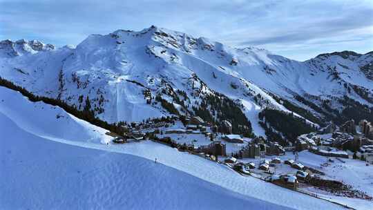 阿尔卑斯山鸟瞰中的法国滑雪村