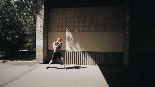 一个男人在一栋旧建筑里打太极拳