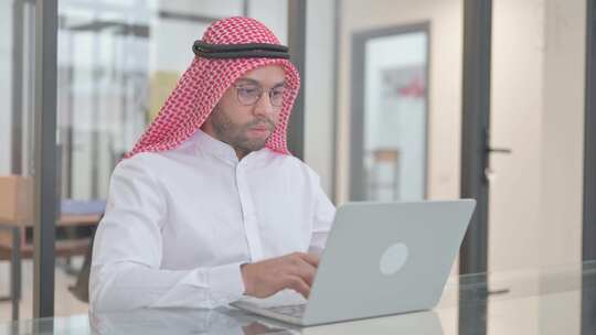 工作中微笑的年轻阿拉伯人视频素材模板下载
