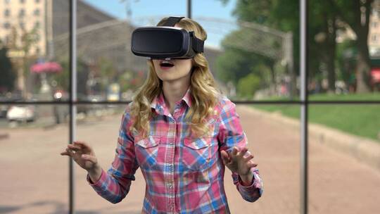 年轻女性使用虚拟现实眼镜