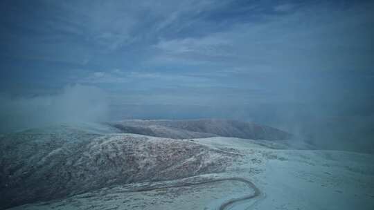 青海海北同宝山山顶云雾风车视频