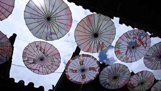 丽江古城的油纸伞风光