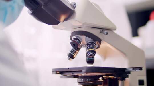 实拍实验室科研人员操作显微镜实验