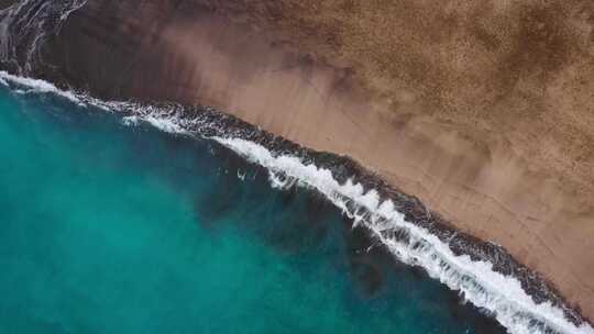 大海沙滩海水海浪俯拍海边海滩