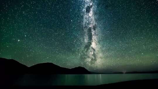 星空下的湖泊山川夜景