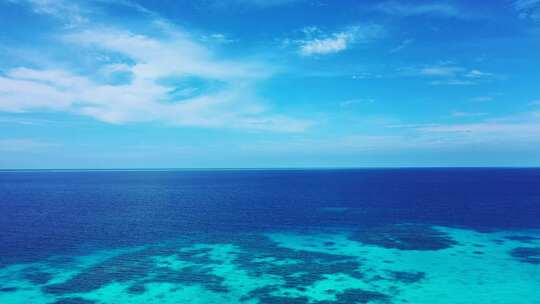 日间无人机旅游拍摄的阳光白色沙滩天堂海滩和蓝色大海背景