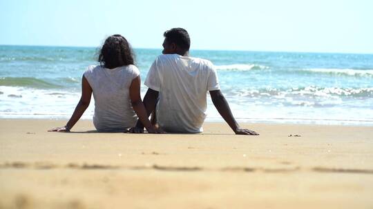 情侣在坐沙滩上休息