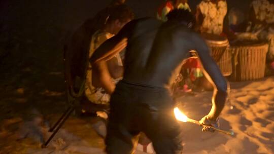 非洲部落舞者在篝火前随着鼓的节奏跳舞