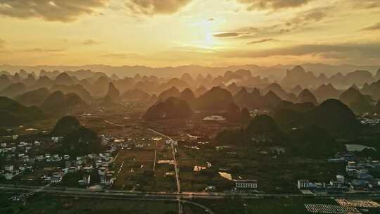 夕阳下的乡村与群山远景