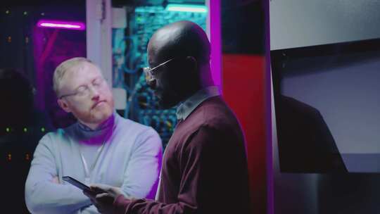 数据中心，服务器室，男人，说话