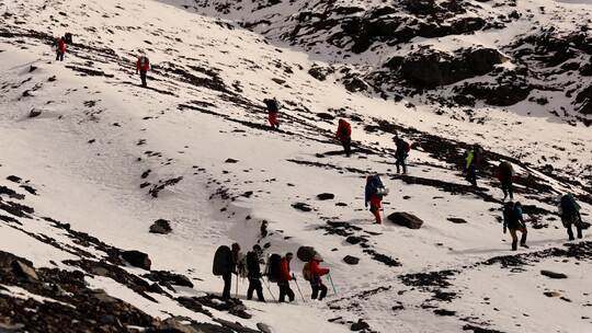 攀登岷山山脉主峰雪宝顶雪山的登山队