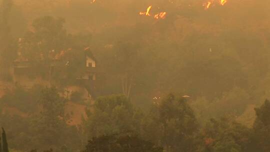 南加州社区附近的大火视频素材模板下载
