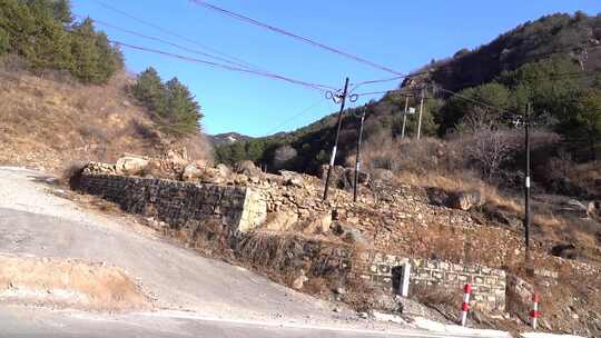 山间道路旁石墙与电线