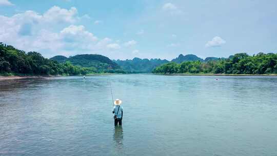 广西桂林黄牛峡漓江旅游船