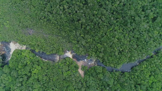 航拍亚马逊丛林中一条河流的空中拍摄