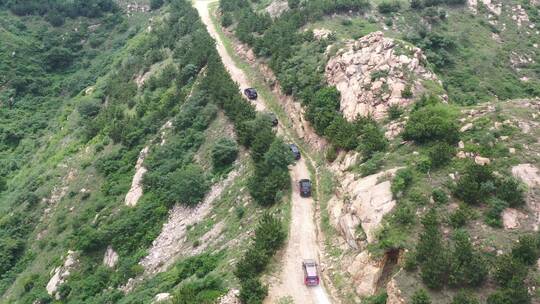 航拍越野车行驶在山路上