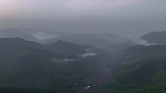 云雾蒸腾 山间雾气 天罡山 清晨的大山里