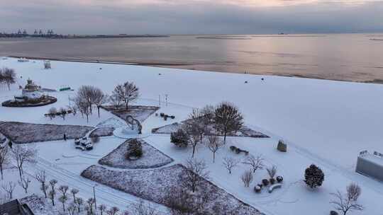 雪后海滨公园的冬日景致