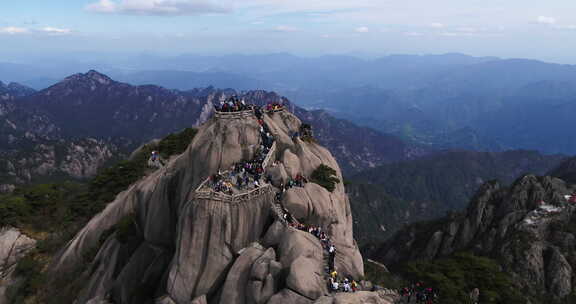 航拍黄山险峻壮观山路