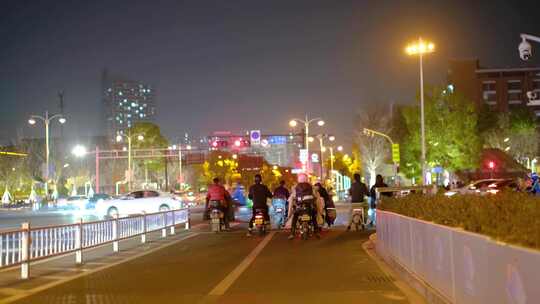 夜晚城市行人过马路汽车车辆车流人流脚步夜