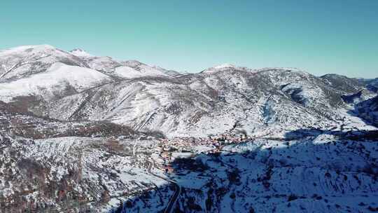 雪山景观中小镇的无人机镜头