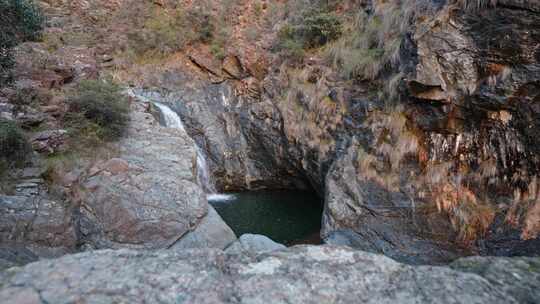 瀑布，湖，溪流，岩石