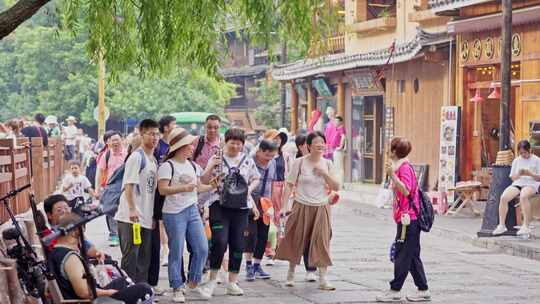 旅行景区行人走路的旅行团