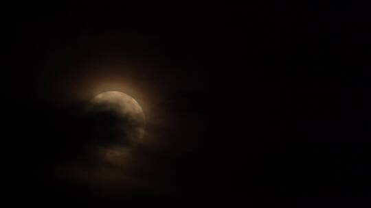 超清月亮拨云见月