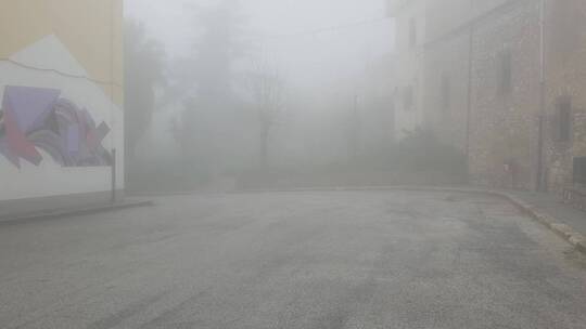 浓雾笼罩的街道视频素材模板下载