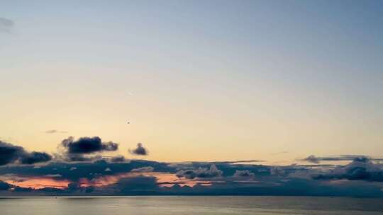 海上日出天空布满云层的美丽景象