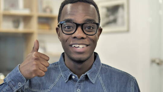 非裔美国人竖起大拇指视频素材模板下载
