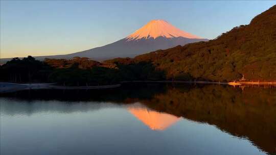 富士山的美丽倒影映在平静湖面上