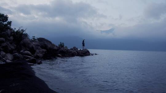 站立在海岸边的人