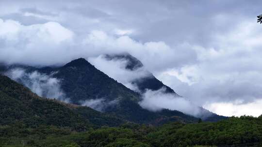 山间云雾突变