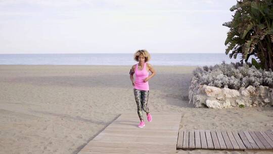 在海滩上慢跑的女人视频素材模板下载