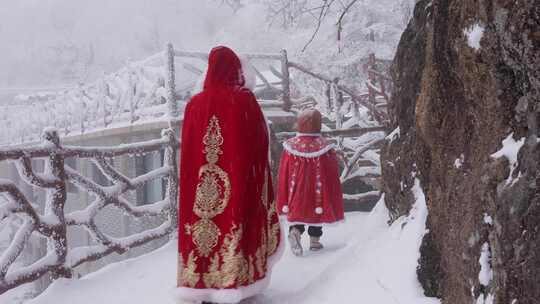 大雪中景区旅游的汉服游客