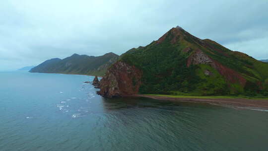 阴天有岩石的山海岸俯视图。剪辑。美丽的海