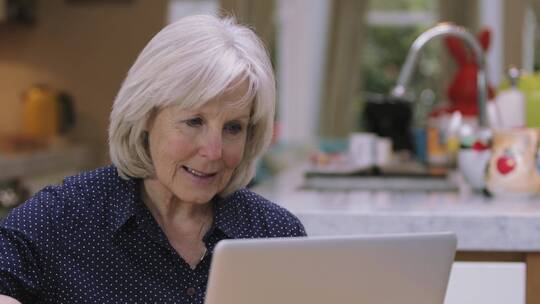 老奶奶使用电脑查询银行卡业务视频素材模板下载