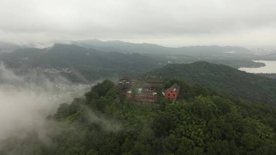 玉皇山穿云航拍云雾中的杭州玉皇山与八卦田视频素材模板下载