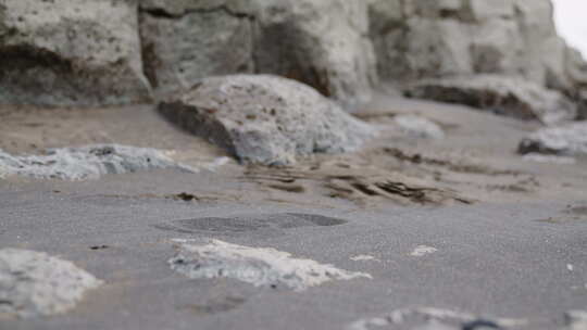 徒步旅行者走过灰色沙滩视频素材模板下载