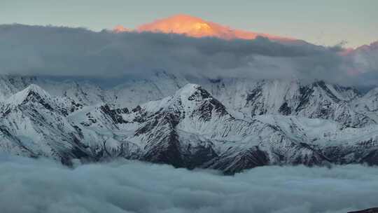 7倍航拍贡嘎雪山日照金山