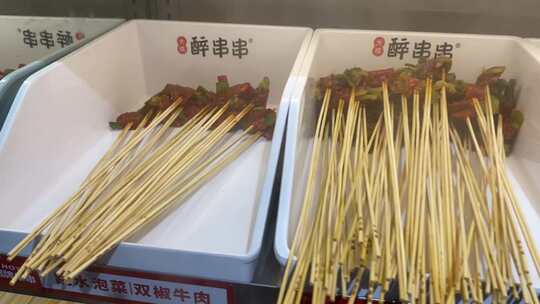 醉串串展示柜中的泡椒牛肉串