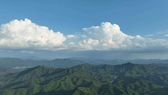 森林航拍山峰云朵山脉原始森林蓝天白云风景