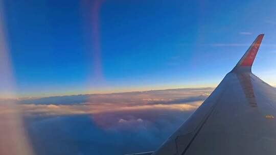 飞机机翼高空云层景象