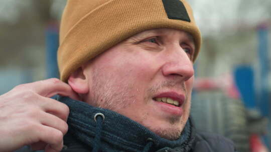 户外锻炼时疲劳的教练调整夹克领