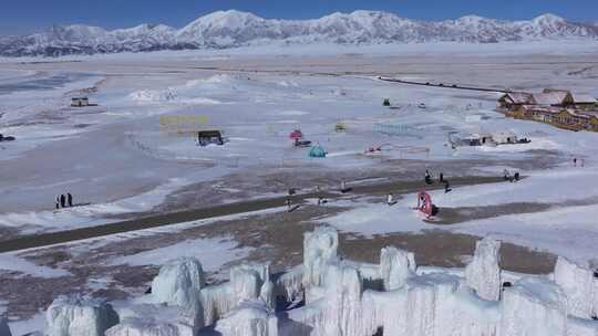 航拍新疆冬季赛里木湖冰封湖面雪山冰湖积雪